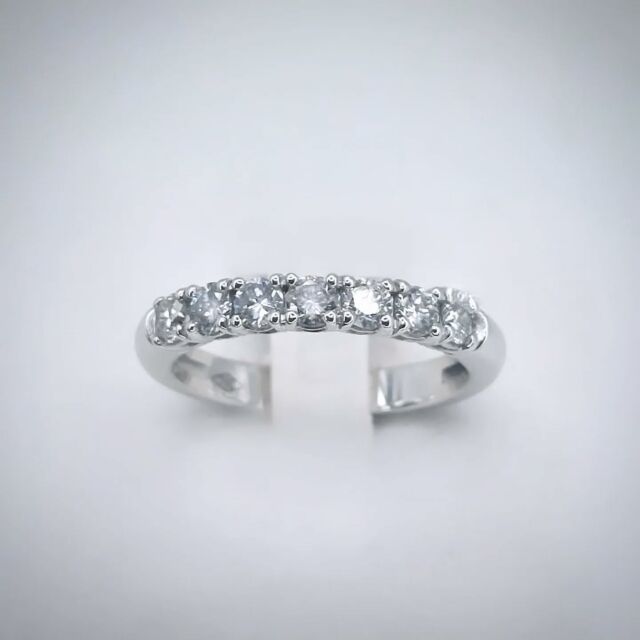 Le nostre riviere artigianali a cinque, sette e nove pietre, solo diamanti scelti, realizzate in oro bianco, rosa e giallo 18kt. Realizziamo gioielli unici e personalizzati 

#Montecatini #diamanti #Pistoia #vendita #acquistoonline #altagioielleria #gioielliartigianale #gioiellitaliani