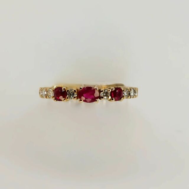 Fede in oro rosa 18kt,  diamanti e rubini naturali. L'anello è stato realizzato artigianalmente,  per cui è un gioiello unico e originale. 

Per informazioni scriveteci anche su WhatsApp al numero 331 1696276

#altagioielleria #anelloartigianale #pietrenaturalioriginali #pietrepreziose💎 #diamanti #rubini #oro18kt #gioiellitaliani #anelliartigianali #idearegalo